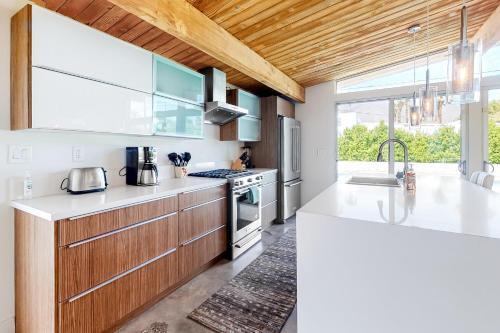 Iconic Mid-century Modern Escape