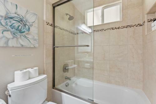@ Marbella Lane - 3br Suburban Escape