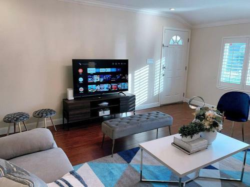 Hotel-chic Charm 4br/3ba Free Parking, Sleeps 12