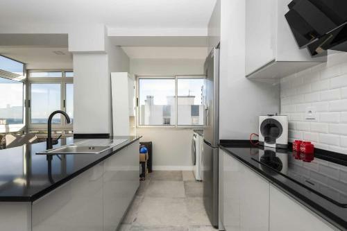 Cozy Apartment With Sea View In Estoril