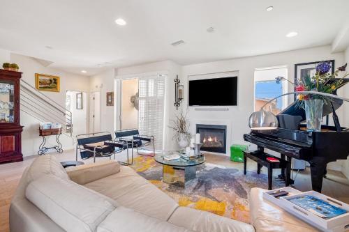 Pacific Beach Contemporary Beach Home