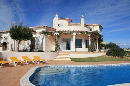 Luxurious Villa With Beautiful See Views & Spacious Garden