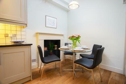 Stunning Royal Crescent Apartment With 3 Bedrooms
