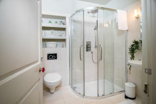 Stunning Royal Crescent Apartment With 3 Bedrooms