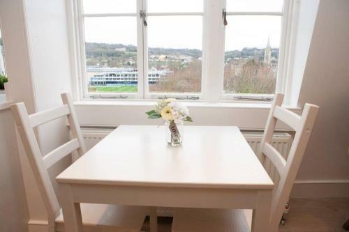 Spectacular Views, 1 Bed Central Bath Apartment