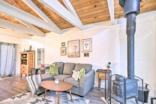 Cozy, Modern Cabin Steps To National Forest!