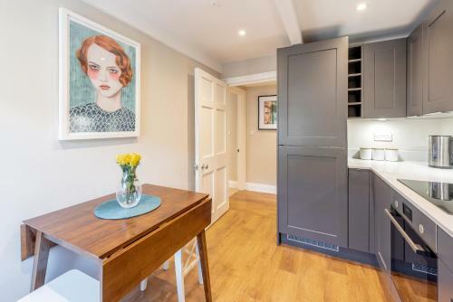 Stunning & Central Milsom Street Apartment