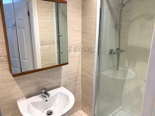 Spacious 2 Bed Apartment With Off Street Parking
