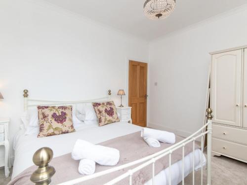 Pass The Keys Stylish 2 Bed Central Bath Apartment With Parking