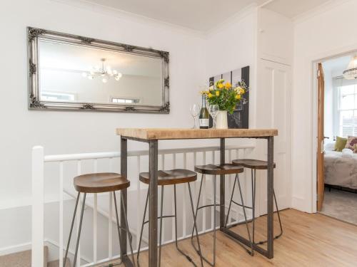 Pass The Keys Stylish 2 Bed Central Bath Apartment With Parking