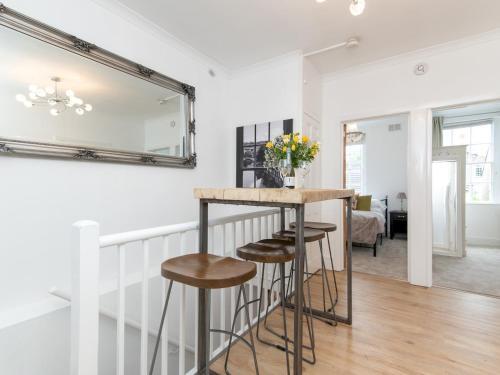 Pass The Keys Stylish 2 Bed Central Bath Apartment With Parking