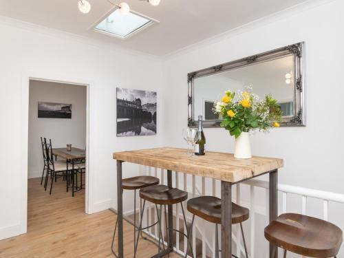 Pass The Keys Stylish 2 Bed Central Bath Apartment With Parking