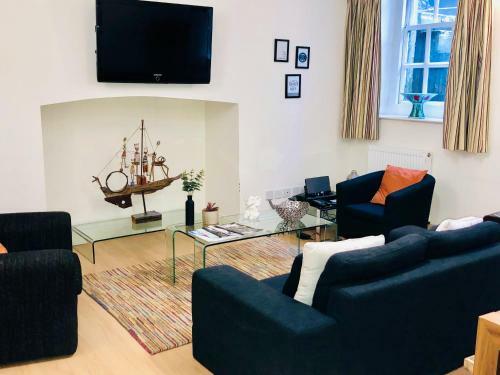 Contemporary Large Apartment In An Ideal Location
