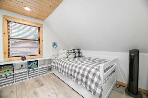 Yoda Maple Cabin