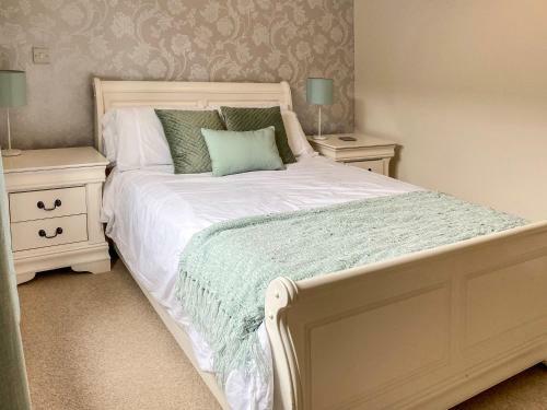Beautiful, Contemporary 3 Bedroom Apartment