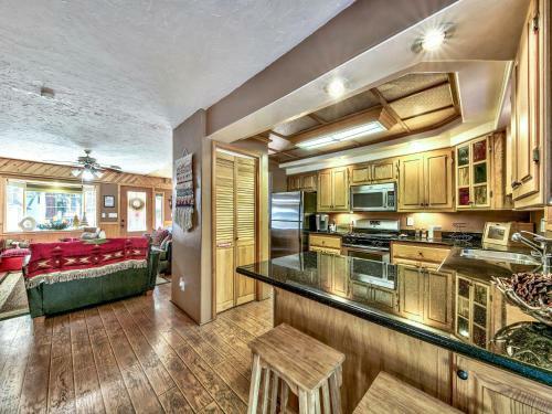 2556h Lazy Bear's Den Cottage