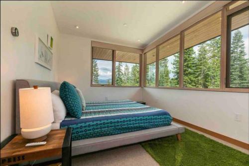 Stellar Mountainside Luxury Ski-in-ski-out Home.
