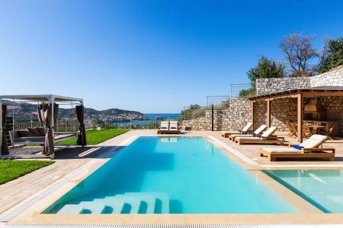 Paris Villa, Infinite Coastal Views!