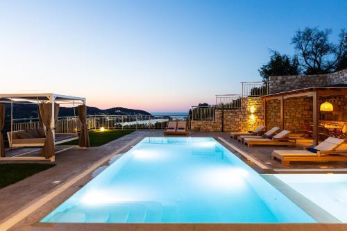 Paris Villa, Infinite Coastal Views!