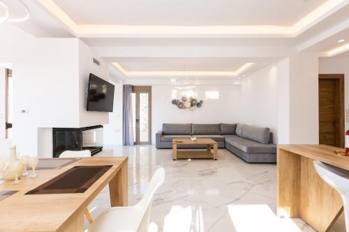 Paris Villa, Infinite Coastal Views!