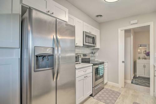 Chic Largo Escape With Grill About 3 Mi To Beach!