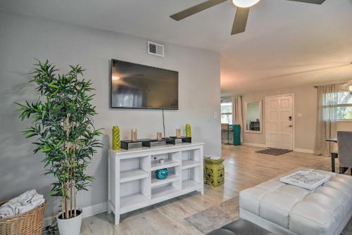 Chic Largo Escape With Grill About 3 Mi To Beach!
