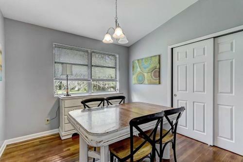 Entire 3 Bedroom Home With Free Parking