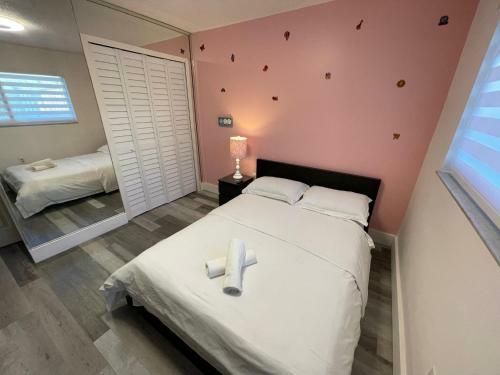 Cozy Mia Airport Pool Home