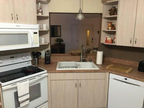 Beautiful Home 3/2 With Pool Great Location