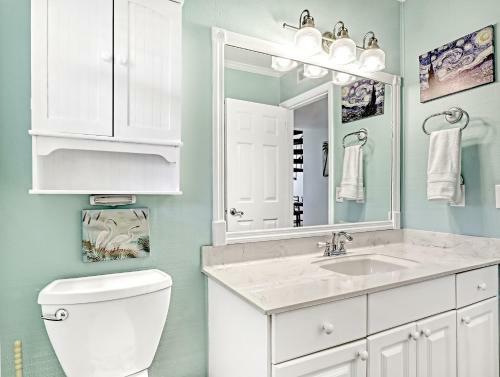 Tropical Chalet! 3 King Br! 3 Patios! Charming & Private