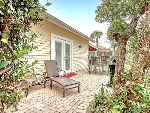 Tropical Chalet! 3 King Br! 3 Patios! Charming & Private