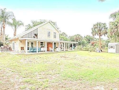 Tropical Chalet! 3 King Br! 3 Patios! Charming & Private