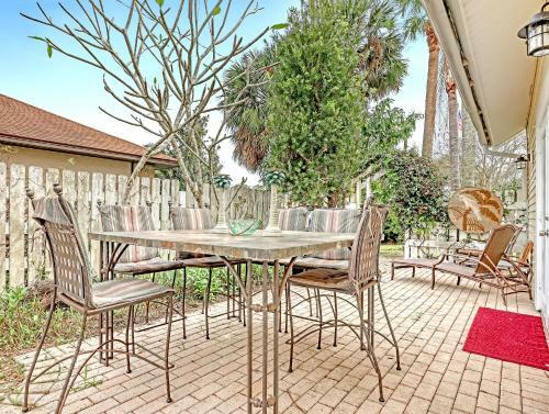 Tropical Chalet! 3 King Br! 3 Patios! Charming & Private