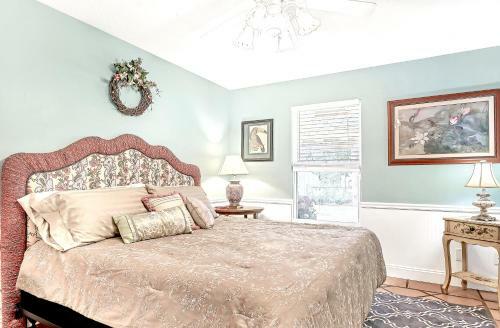 Tropical Chalet! 3 King Br! 3 Patios! Charming & Private