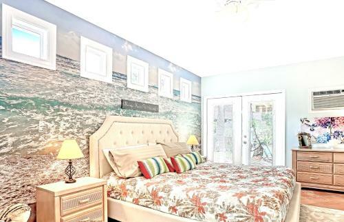Tropical Chalet! 3 King Br! 3 Patios! Charming & Private