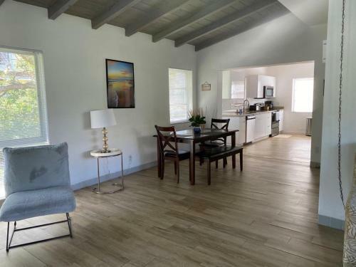 Cheerful 3 Bedrooms Home Two Minutes Walk To Beach