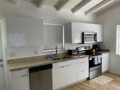Cheerful 3 Bedrooms Home Two Minutes Walk To Beach