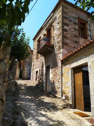 Isida's Traditional Stone House With Inside Yard