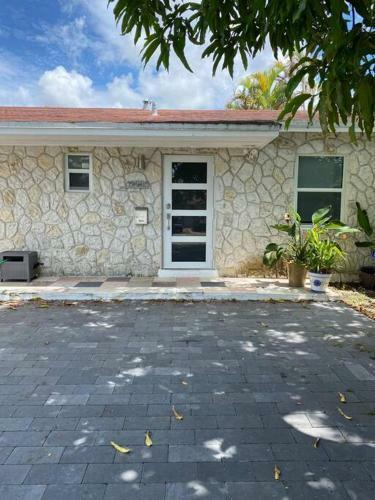 Quiet And Spacious Townhouse In Miami