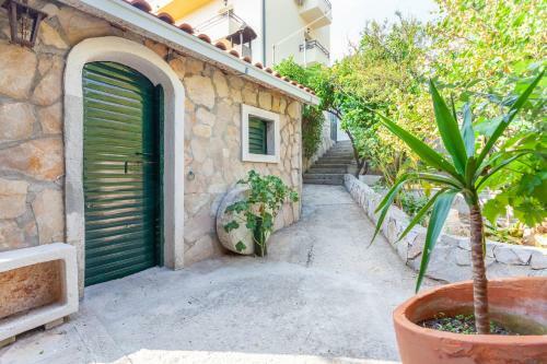Sea And Lemon Tree Apartment