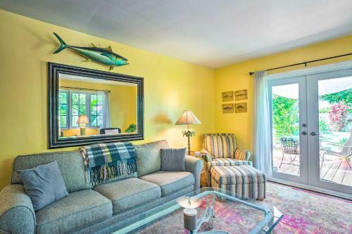 West Palm Beach Home With Vibrant Yard And Deck!