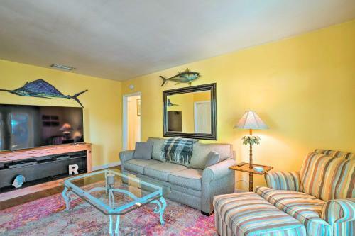 West Palm Beach Home With Vibrant Yard And Deck!