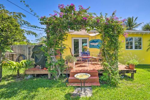 West Palm Beach Home With Vibrant Yard And Deck!