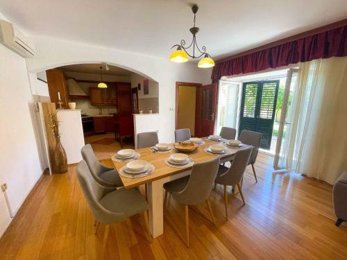 Holiday Home In Drivenik 42242