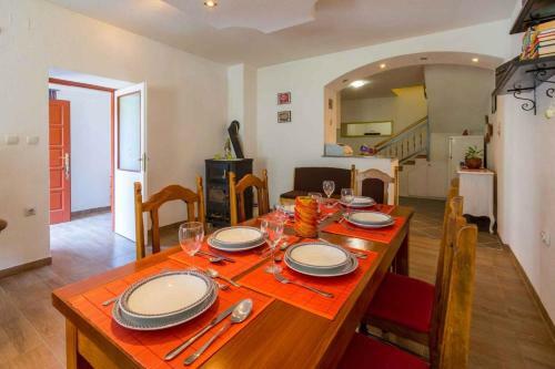 Holiday Home In Drivenik 39097