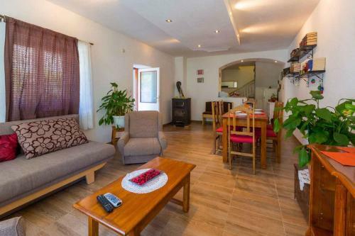Holiday Home In Drivenik 39097
