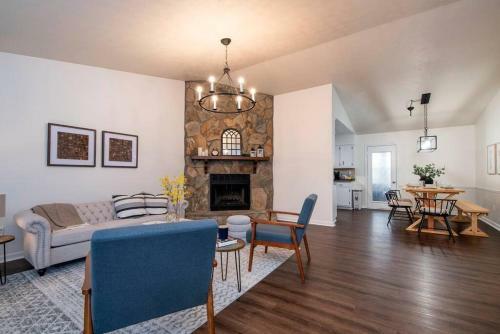 Relaxing Family Retreat/pool Table/large Deck/5beds/3baths
