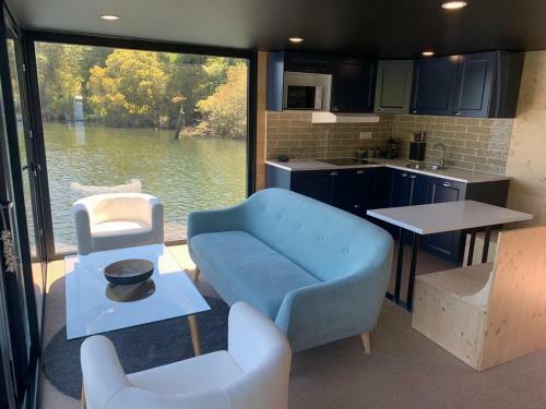 Houseboat Reina Sofia River View