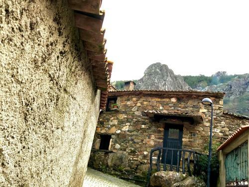 Hostal Portantiqua, Guest House