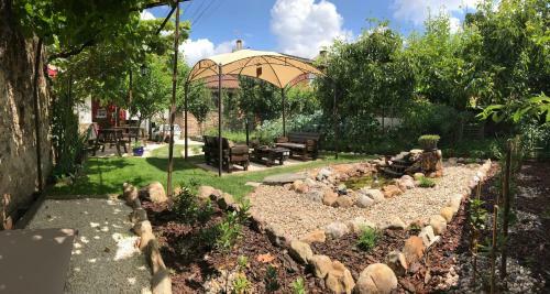 Hostal Portantiqua, Guest House